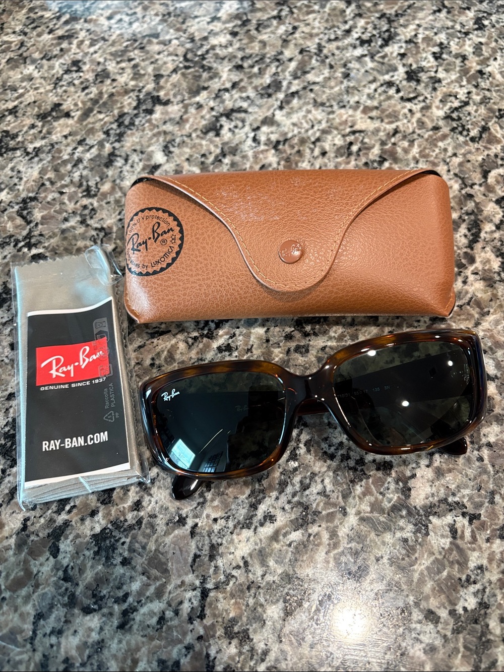 NWOT Ray-Ban Women's Tortoiseshell Sunglasses with Dark Green Lenses With Case